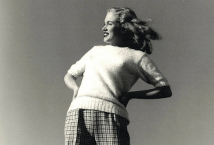 Norma Jeane Baker e njohur si Marilyn Monroe në vitin 1946 në një foto të hershme duke pozuar për fotografin Joseph Jasgur (Foto nga koleksioni i Ted Stampferit)