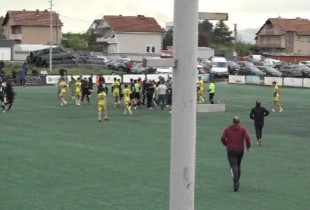 Një ngjarje jo e mirë ka ndodhur edhe të dielën pasdite në ndeshjen e kategorive të reja, përkatësisht në ndeshjen e ekipeve Top Football dhe Ramiz Sadiku, që i takoi javës së 19-të të ligës U15 të Kosovës në futboll.